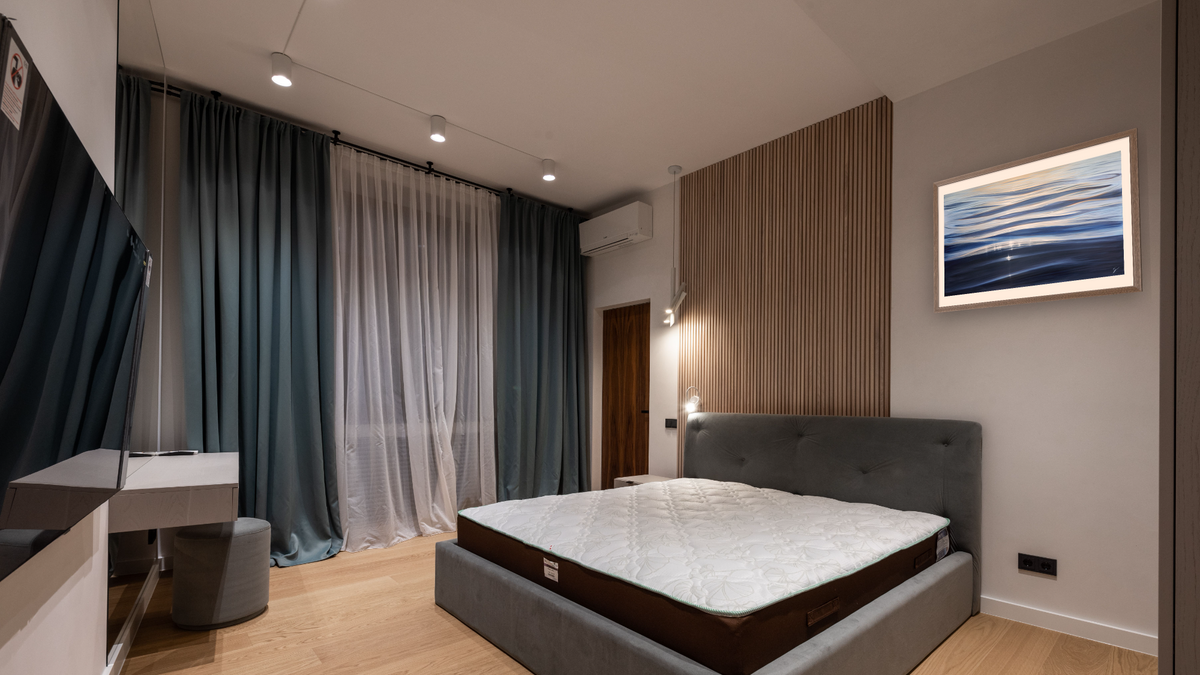 Perle-de-la-mer, shown at 28 × 42 in (71.1 × 106.7 cm) in Arber Light Walnut, hotel guest room
