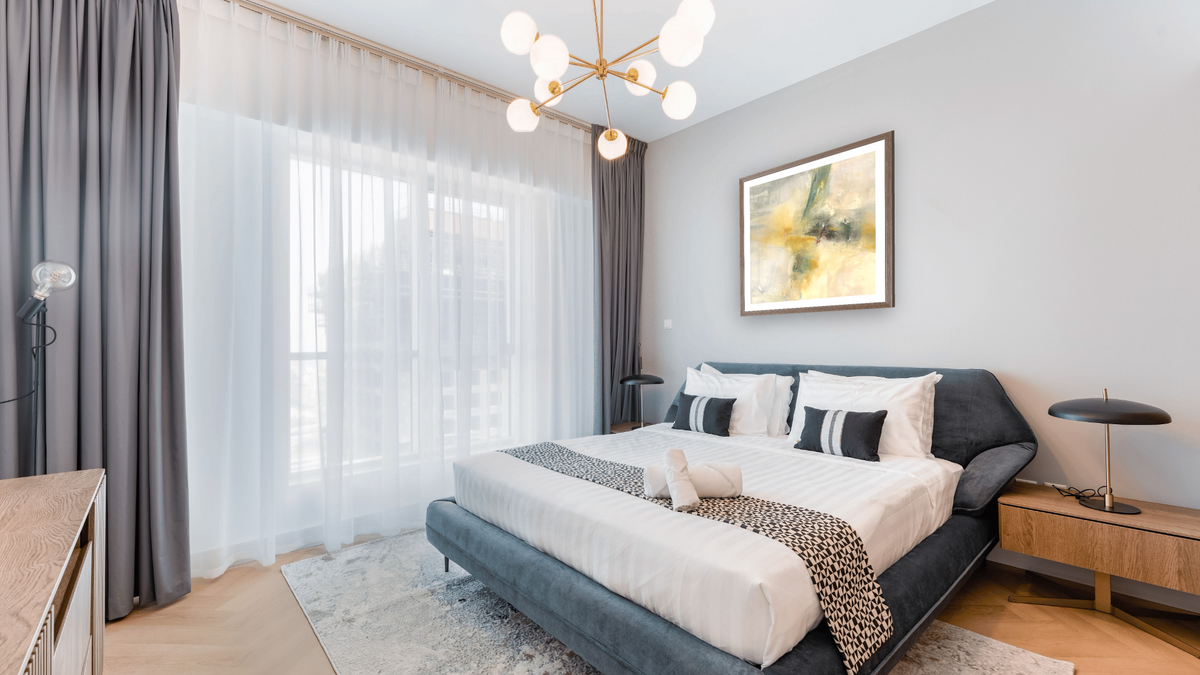 No. 199, shown at 32 × 32 in (81.3 × 81.3 cm) in Arber Light Walnut, hotel guest room