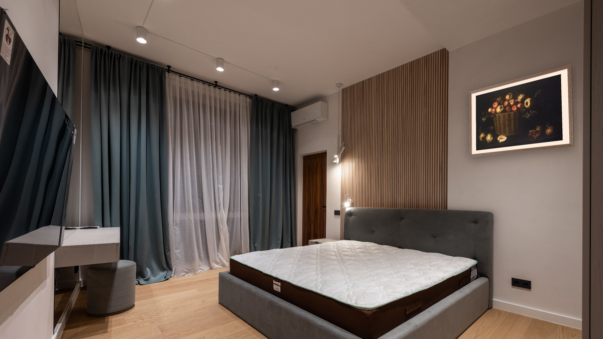 Panera de pomes, codonys i magranes by Juan de Zurbarán, shown at 28 × 42 in (71.1 × 106.7 cm) in Arber Light Walnut, hotel guest room